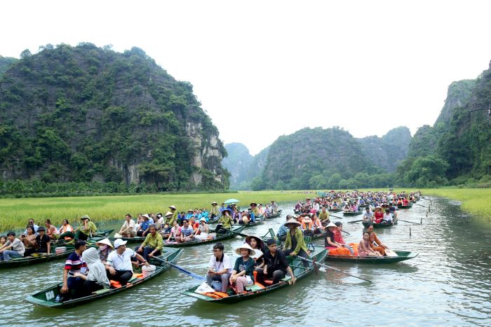Hàng nghìn đại biểu, du khách và nhân dân trải nghiệm lễ hội sắc vàng Tam Cốc năm 2024 ngày khai mạc. Ảnh: Minh Đường
